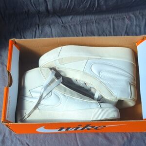 NWOT- Women's Nike blazer Mid Victory High tops, Size 5.5